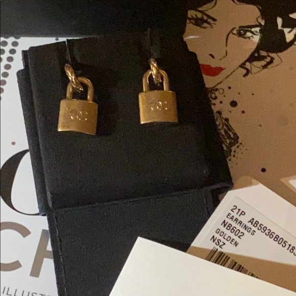 ‼️SOLD‼️NEW Chanel 21P CC Padlock Dangle Earrings - Picture 2 of 5